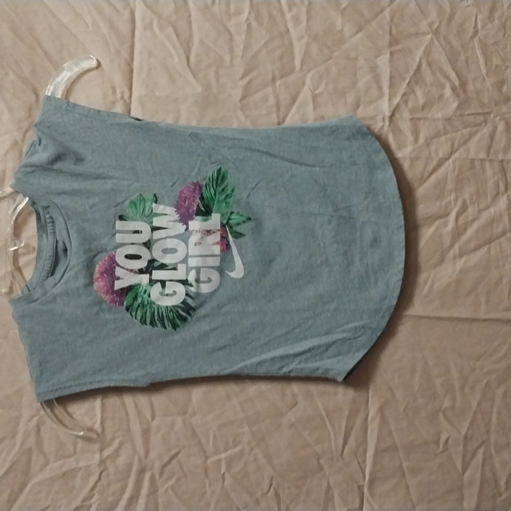 Girls The Nike Tee size S (5) - Picture 1 of 3